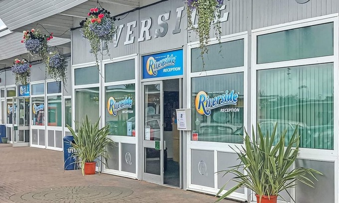 Bognor Regis House | Comfortable 12ft-wide caravan with one double and two twin.