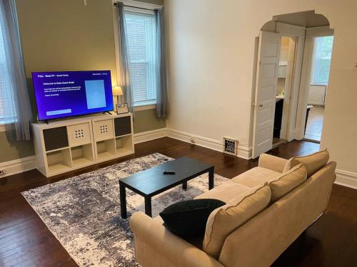 St. Louis Apartment | Comfortable 1BR Apartment - Laundry & Backyard