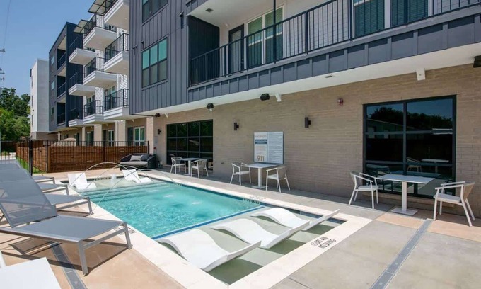 Dallas Apartment | Comfortable 1BR Suite w Pool, Parking, Gym 05