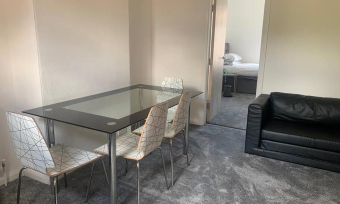 Erdington Apartment | Comfortable 2 bedroom Apartment 7 Minute Walk to Train Station