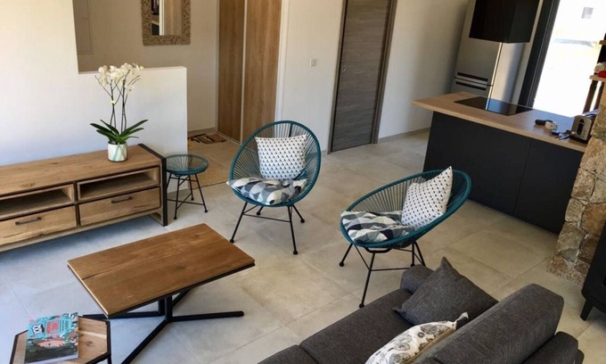 Palasca House | Comfortable 2-bedroom villa 500 metres from LOZARI beach