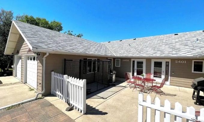 Pierre House | Comfortable 3 bed/3 bath/garage overlooking Pierre
