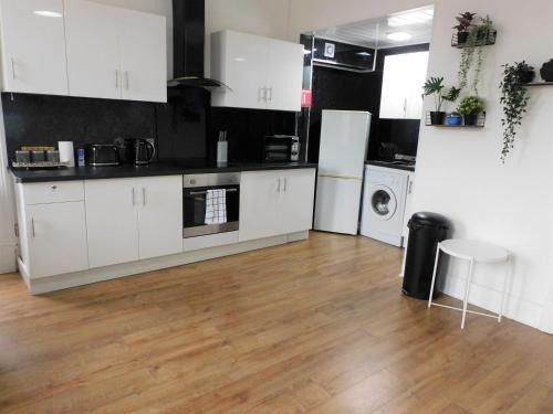 Paisley Apartment | Comfortable 4 bed Apt in Paisley Next to Station