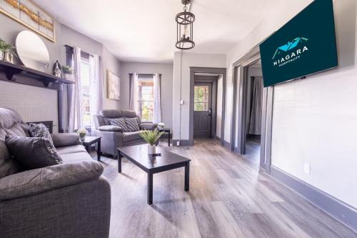 Downtown Niagara Falls House | Comfortable 6BR 2Bath in the heart of Niagara Falls