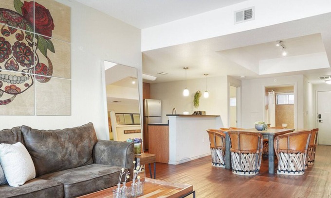 North Loop Apartment | Comfortable Accommodations for 8 in North Austin