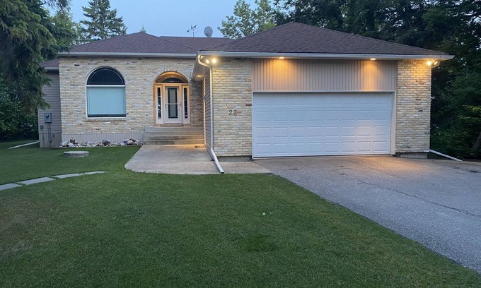 Lac du Bonnet House | Comfortable and Convenient 5 Bedroom Lake House