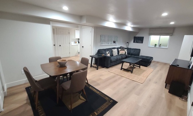 Murray House | Comfortable and Close to Everything! 2BR