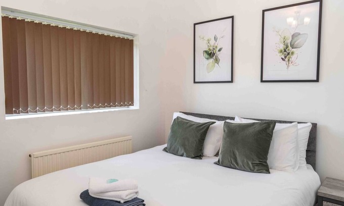 Handsworth House | Comfortable and Convenient 3 BR House with Parking