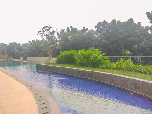 Depok Apartment | Comfortable and Cozy Studio Room at Transpark Cibubur Apartment By Travelio