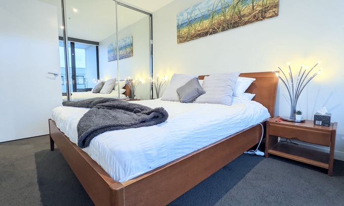 Lyneham Apartment | Comfortable and modern 1bedroom with parking, wifi, close to the city