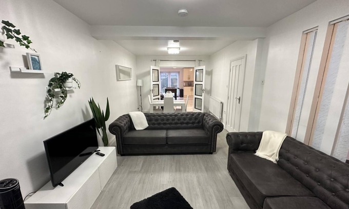Luton House | Comfortable and Stylish 3BD House in Luton