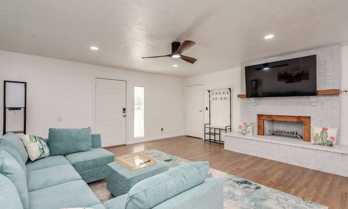 South Harrison House | Comfortable and Stylish 4-bedroom with Pool in Eastside Tucson - 10 guests