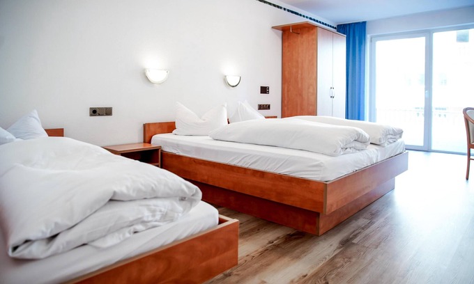 Zueschen Apartment | Comfortable and versatile room -perfect for relaxation, work and exchange