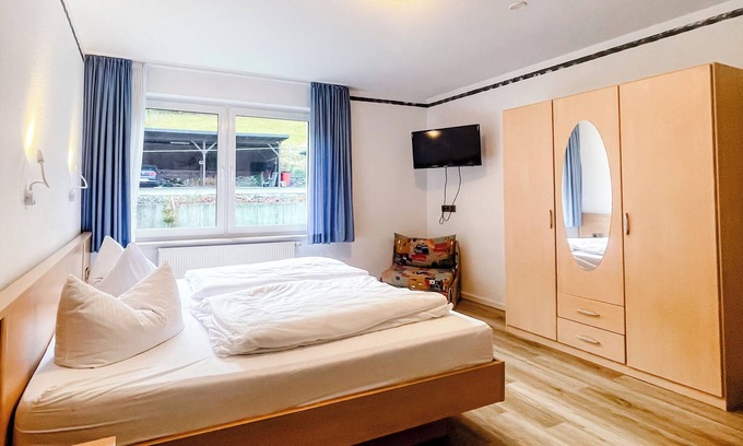 Zueschen Apartment | Comfortable and versatile room -perfect for relaxation, work and exchange