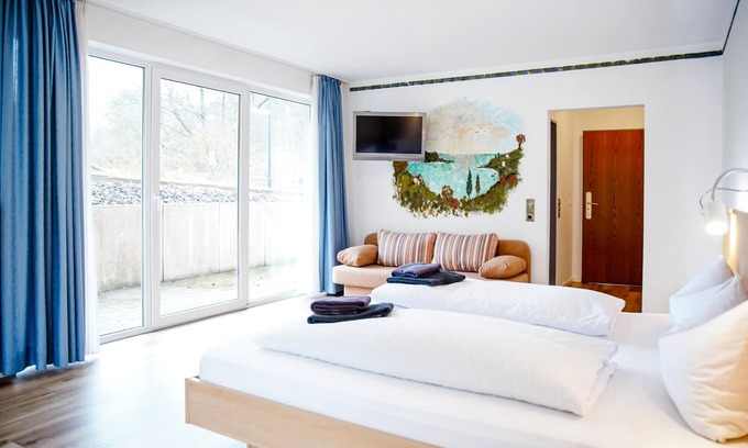 Zueschen Apartment | Comfortable and versatile room -perfect for relaxation, work and exchange