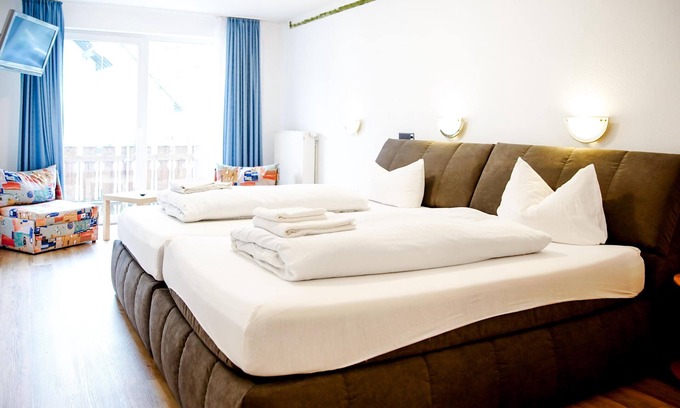 Zueschen Apartment | Comfortable and versatile room -perfect for relaxation, work and exchange
