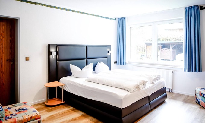 Zueschen Apartment | Comfortable and versatile room -perfect for relaxation, work and exchange
