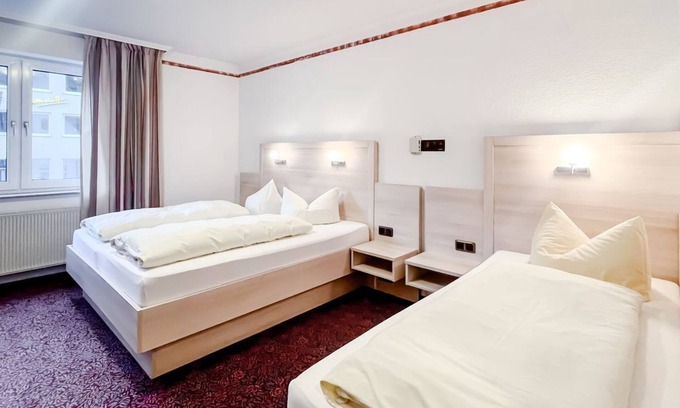 Zueschen House | Comfortable and versatile room -perfect for relaxation, work and exchange