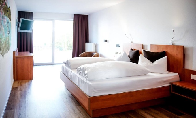 Zueschen House | Comfortable and versatile room -perfect for relaxation, work and exchange