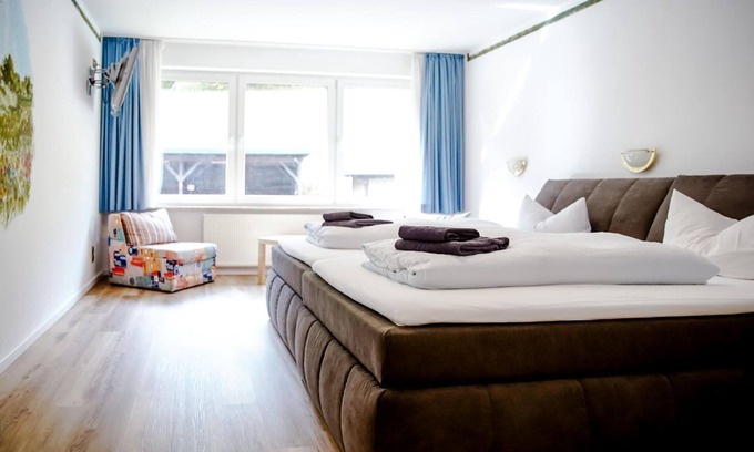 Zueschen House | Comfortable and versatile room -perfect for relaxation, work and exchange