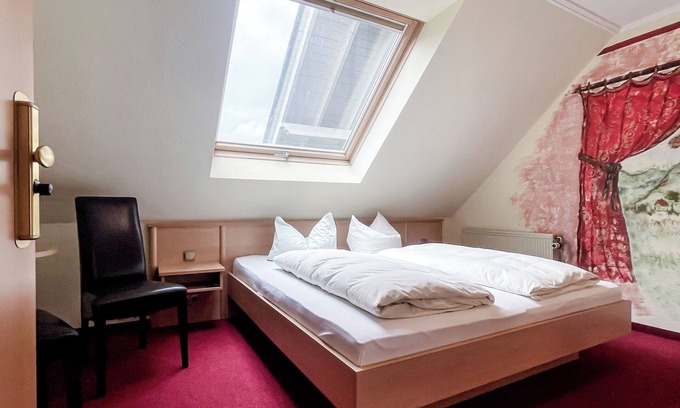 Zueschen Apartment | Comfortable and versatile room -perfect for relaxation, work and exchange