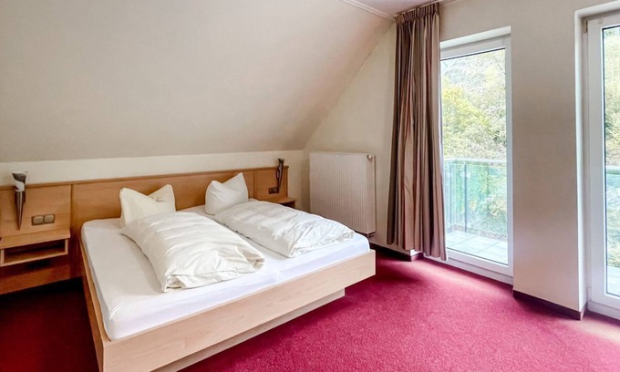 Zueschen House | Comfortable and versatile 6-person penthouse room - perfect for relaxation - Smart Resorts B&B 1