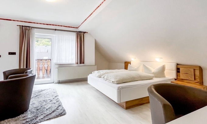 Zueschen House | Comfortable and versatile room -perfect for relaxation, work and exchange