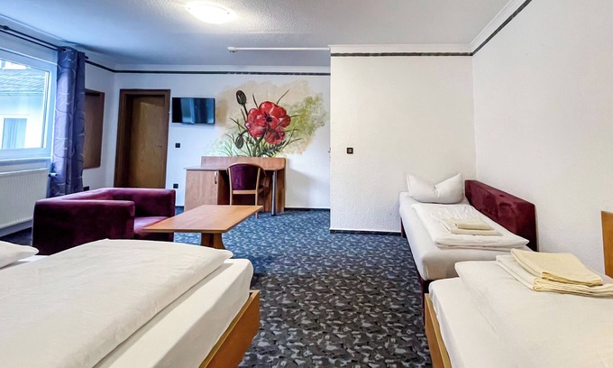 Zueschen Apartment | Comfortable and versatile room -perfect for relaxation, work and exchange