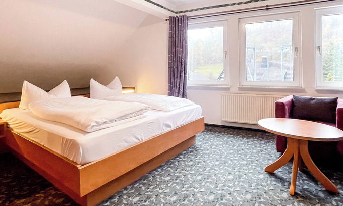 Zueschen Apartment | Comfortable and versatile room -perfect for relaxation, work and exchange