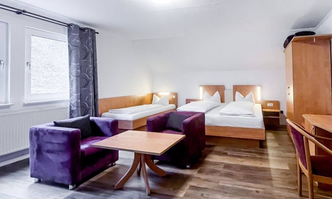 Zueschen House | Comfortable and versatile room -perfect for relaxation, work and exchange