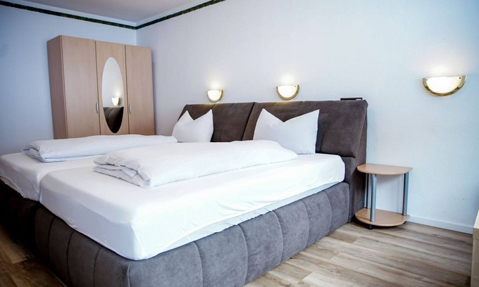 Zueschen House | Comfortable and versatile room -perfect for relaxation, work and exchange