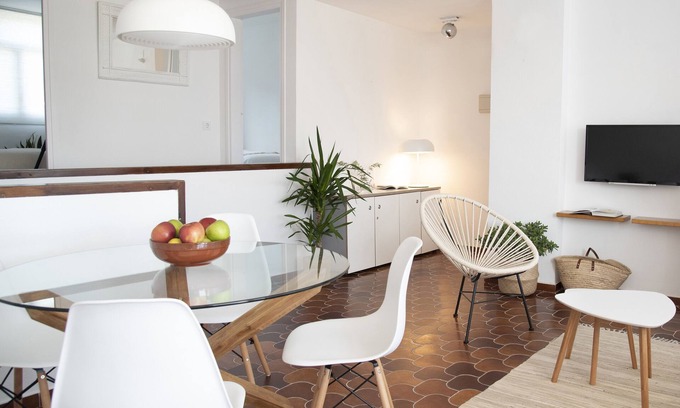 Torredembarra Apartment | Comfortable apartment with pool and garden.