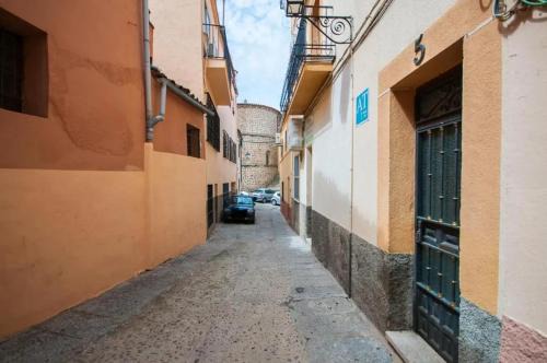 Plasencia Apartment | Comfortable Apartment in Plasencia, 75 m² with Balcony
