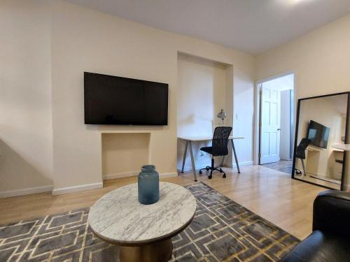 Chinatown Apartment | Comfortable Apartment with Workstation