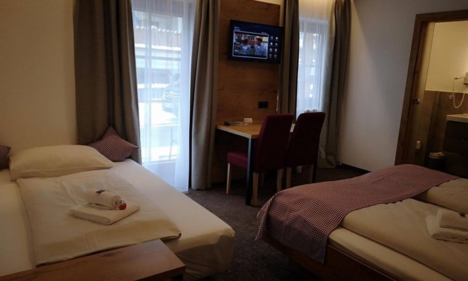Aschau bei Kirchberg House | Comfortable double room with sofa bed - Hotel Aschauer Hof