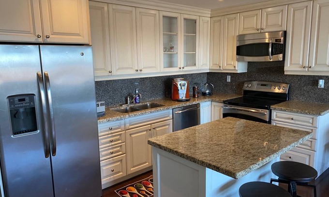 Etobicoke Apartment | Comfortable, bright and quiet apartment on the upper floor with private entrance