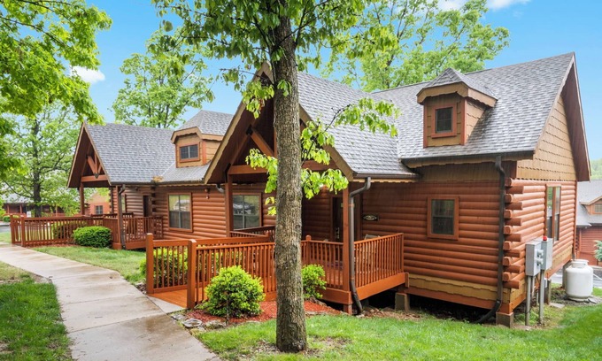 Branson Theater District Cabin | Comfortable Cabin with Whirlpool Tub, Gas Fireplace, and Screened-in Porch