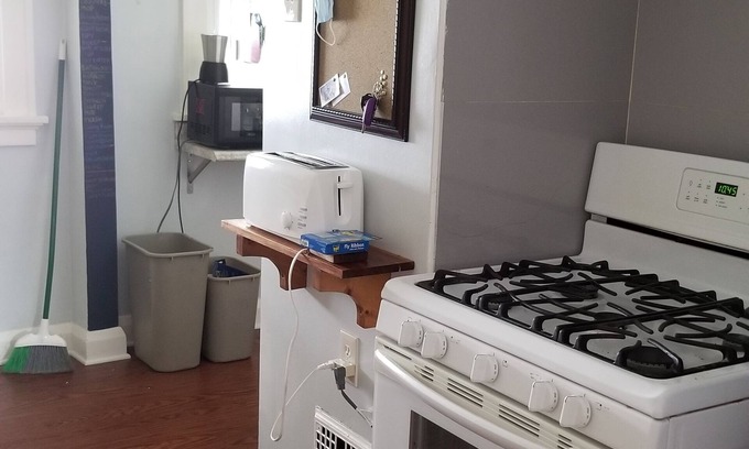 Ottawa Apartment | Comfortable, charming 2 bedroom upper duplex in Toledo, Ohio.