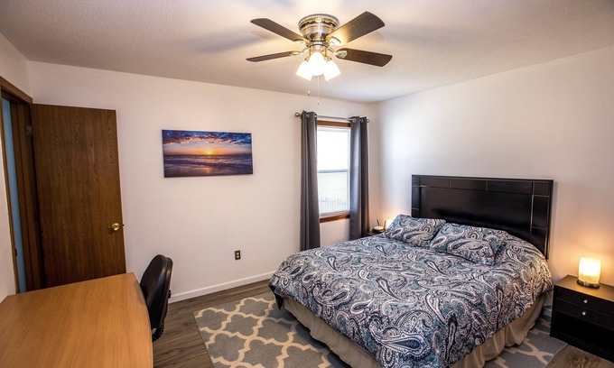 Merriam House | ⭐️Comfortable✅Clean✅ Central✅!Stylish✅!PetFriendly⭐️Backyard⭐️Grill