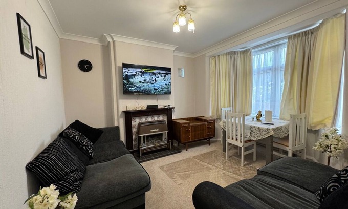 Havering Apartment | Comfortable Contractor Retreat: Perfect for Both Short & Long Stays