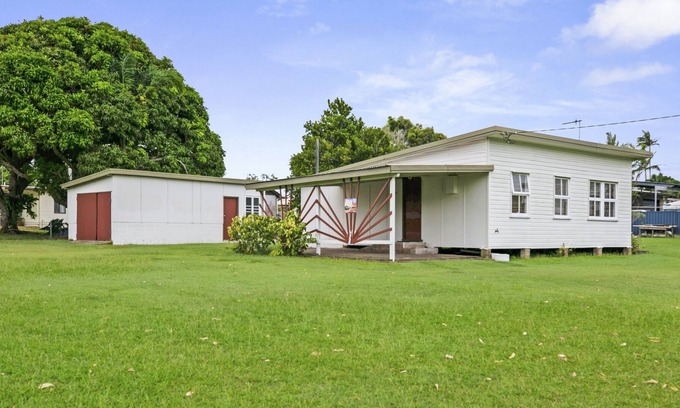 Tin Can Bay House | Comfortable Cottage with Views of the Bay