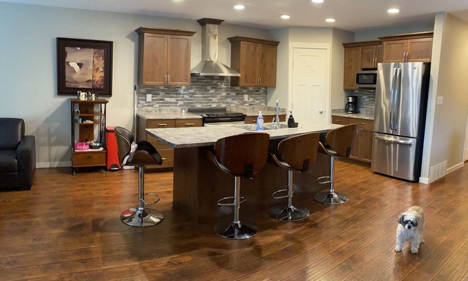 Kamloops House | Comfortable & Cozy / 3 bedroom with Hot Tub