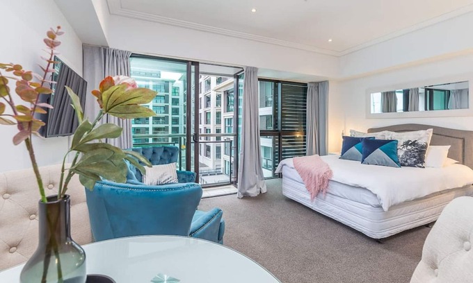 Auckland Central Business District Apartment | Comfortable & Cozy - Newly Furnished 'Quays'
