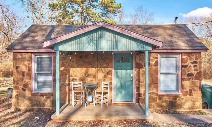 Fayetteville House | Comfortable Crowdpleasing Cottage