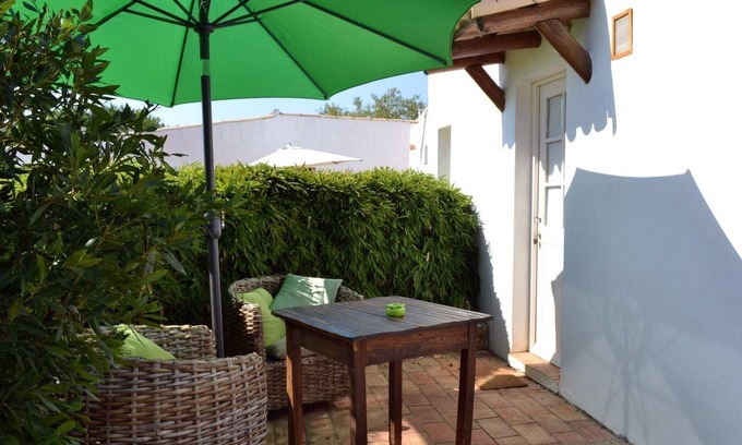 Lagos Cottage | Comfortable Double Room with Outdoor Kitchen and Shared Pool