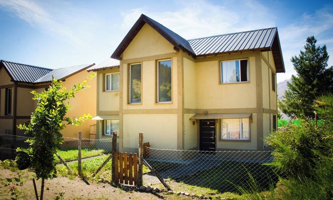 Esquel House | Comfortable duplex with garden, barbecure & parking