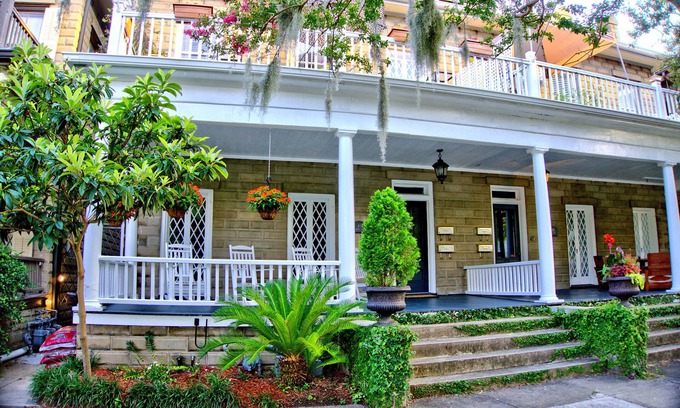Historic Downtown Savannah Apartment | Comfortable Escape 2BR Historic Downtown