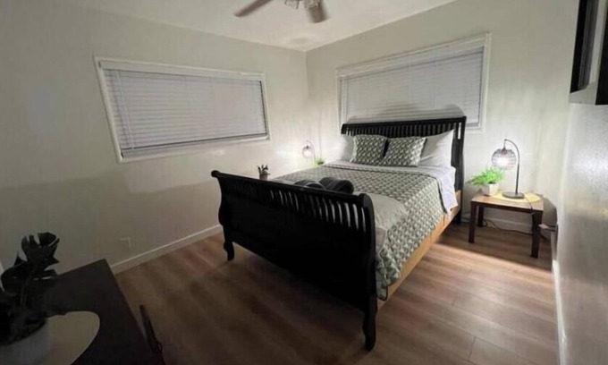 Rialto House | Comfortable getaway 3 bedroom with free Wi-Fi.