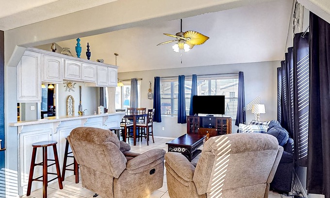 Port Isabel House | Comfortable home near beaches with AC, shaded deck, washer/dryer - dog-friendly