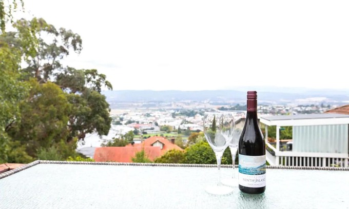 Trevallyn Apartment | Comfortable Home With Wifi, Parking and Views